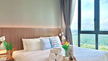 Condo superior, 2 habitaciones, balcón | Cortinas blackout, tabla de planchar con plancha y wifi gratis