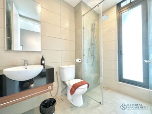 Estudio estándar, 1 cama King size, vista a la ciudad | Baño | Regadera, secadora de cabello, toallas, jabón