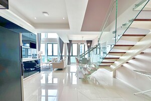 华丽复式, 3 间卧室 | 起居区 | 平板电视