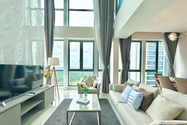 Deluxe Duplex, 3 Bedrooms | Living area