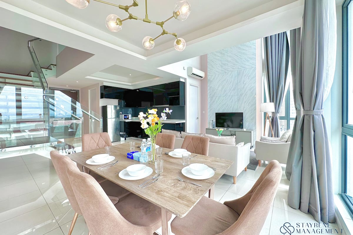 Dúplex Deluxe, 3 habitaciones | Área de sala de estar | Televisión de pantalla plana