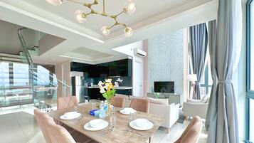 Dúplex Deluxe, 3 habitaciones | Zona de estar | Una televisión de pantalla plana