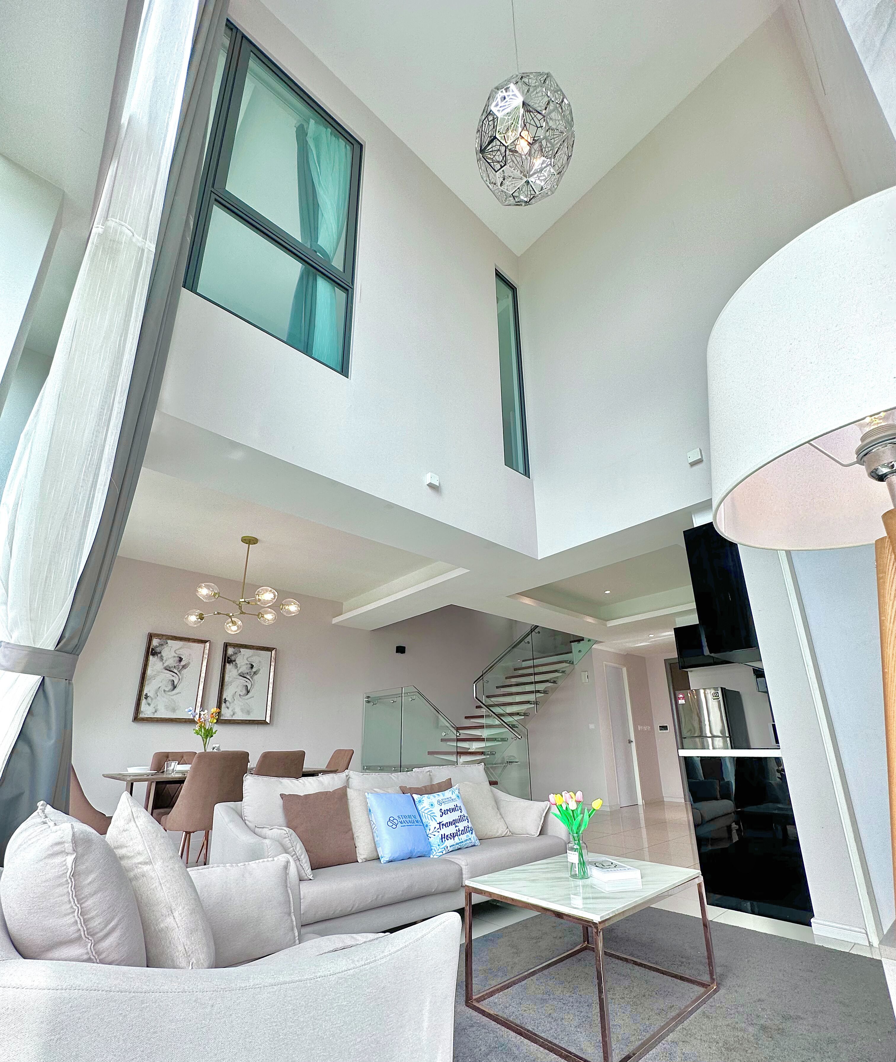 Deluxe Duplex, 3 Bedrooms | Ruang tamu | TV skrin rata 