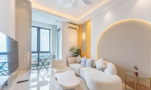 Design-Apartment, 2 Schlafzimmer, Nichtraucher, Stadtblick | Wohnbereich | 40-Zoll-Smart-TV mit Kabelempfang