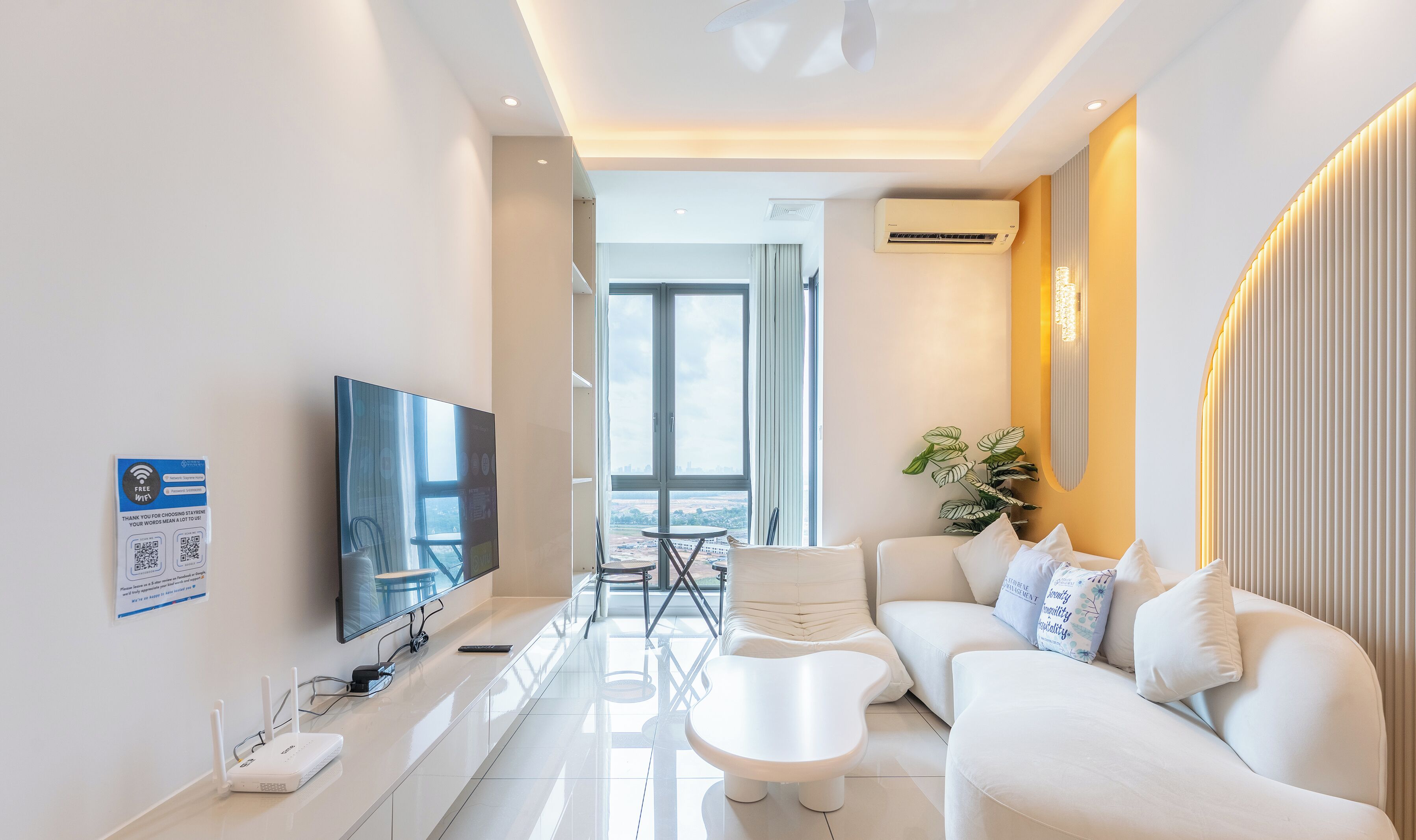 Appartement Design, 2 chambres, non-fumeur, vue sur la ville | Aire de séjour | Téléviseur connecté de 40 po avec télévision par câble