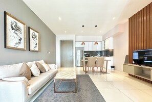 Estudio estándar, 1 cama King size, vista a la ciudad | Área de sala de estar
