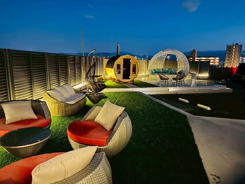 Luxury Hills1500 ㎡ Superb view patio Sauna BBQ 4 parking spaces, swimming pool, pets, near Fukuoka Airport