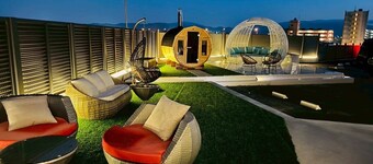 Luxury Hills1500 ㎡ Superb view patio Sauna BBQ 4 parking spaces, swimming pool, pets, near Fukuoka Airport