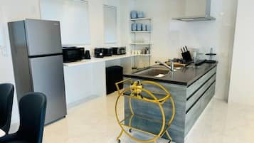 Fridge, microwave, oven, stovetop