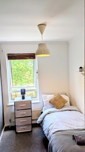 4 bedrooms, iron/ironing board, WiFi, bed sheets