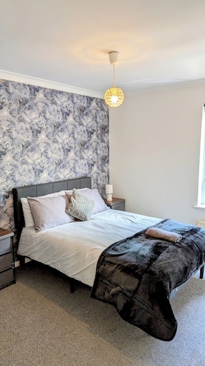 4 bedrooms, iron/ironing board, WiFi, bed sheets