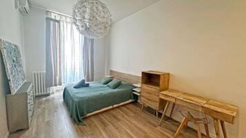 Tabla de planchar con plancha, wifi y ropa de cama