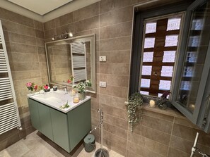 Dusche, Haartrockner, Bidet