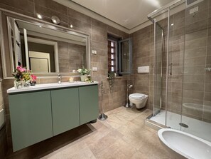 Douche, sèche-cheveux, bidet