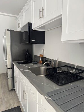 Refrigerador, microondas, cafetera y tetera y tetera eléctrica 