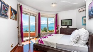 4 bedrooms, iron/ironing board, free WiFi, bed sheets