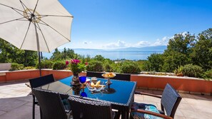 Outdoor dining - Villa Anamia with seaview by Villas Guide (Kostrena)