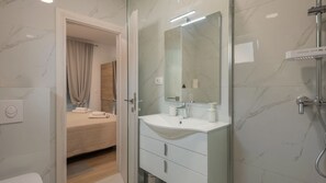 Douche, sèche-cheveux, serviettes fournies