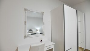 5 bedrooms, iron/ironing board, free WiFi, bed sheets
