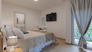 5 bedrooms, iron/ironing board, free WiFi, bed sheets