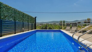 Unclassified image, 2 of 35, button