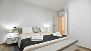 5 bedrooms, iron/ironing board, free WiFi, bed sheets