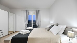 5 bedrooms, iron/ironing board, free WiFi, bed sheets