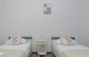 5 bedrooms, iron/ironing board, free WiFi, bed sheets