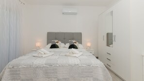 5 bedrooms, iron/ironing board, free WiFi, bed sheets