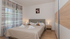 5 bedrooms, iron/ironing board, free WiFi, bed sheets