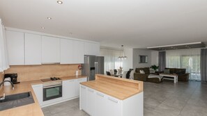 Fridge, microwave, oven, dishwasher - Villa Paradise Grubine - Makarska by Villas Guide (Grubine)