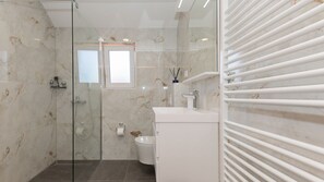 Douche, sèche-cheveux, serviettes fournies