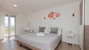 4 bedrooms, iron/ironing board, free WiFi, bed sheets