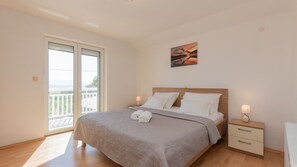 4 bedrooms, iron/ironing board, free WiFi, bed sheets - Villa Jelavic - Makarska by Villas Guide (Donji Vinjani)