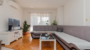 TV, fireplace - Villa Jelavic - Makarska by Villas Guide (Donji Vinjani)