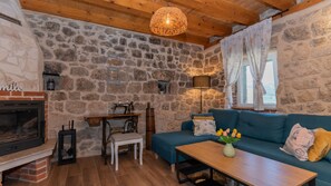 TV, fireplace - Villa Janja - Makarska by Villas Guide (Donji Proložac)