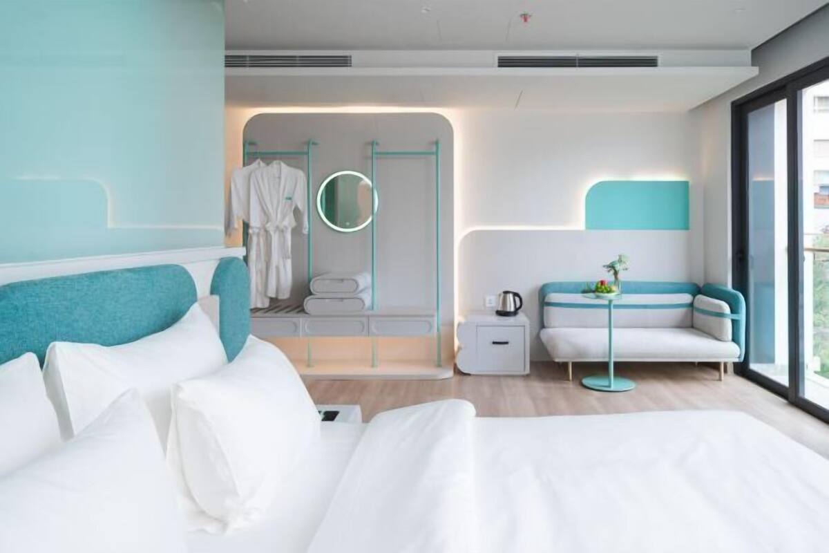 Minibar, in-room safe, desk, free WiFi