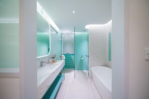 Signature Double City View + Free Minibar | Banheiro | Produtos de toalete grátis, secador de cabelo, roupões de banho 