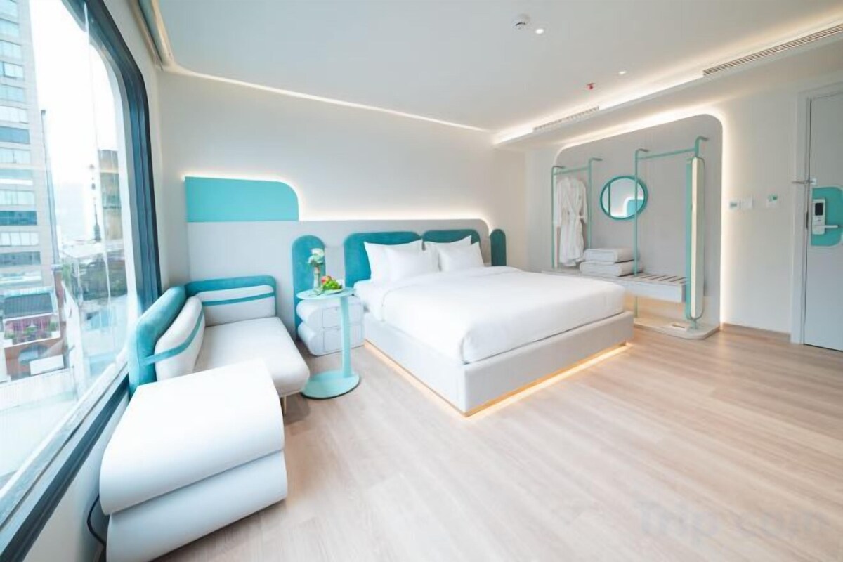 Minibar, in-room safe, desk, WiFi (free)