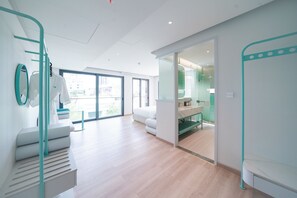 Minibar, coffres-forts dans les chambres, bureau, Wi-Fi gratuit