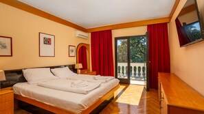 3 bedrooms, iron/ironing board, free WiFi, bed sheets - Holiday Home Villa Laura - Krk by Villas Guide (Krk)