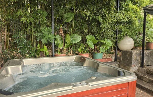 Outdoor spa tub