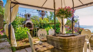 Outdoor dining - Holiday home  Andrea with whirpool by Villas Guide (Bregi)