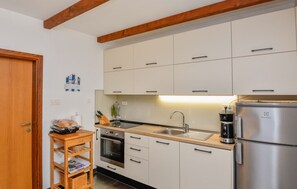 Kühlschrank, Mikrowelle, Ofen, Geschirrspüler