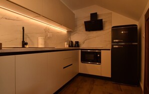 Kylskåp, mikrovågsugn, ugn och kaffe- och tebryggare