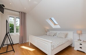 3 bedrooms, iron/ironing board, free WiFi, bed sheets