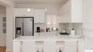 Refrigerador, microondas, horno y lavavajillas 