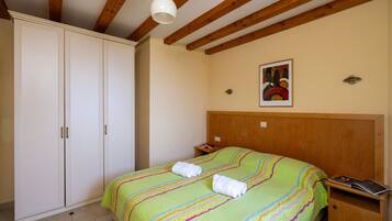 6 bedrooms, iron/ironing board, free WiFi, bed sheets