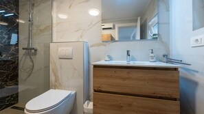 Shower, hair dryer, towels