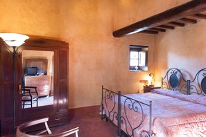 1 habitación, tabla de planchar con plancha y cuna de viaje 